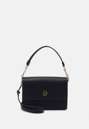 Czarna teksturowana skórzana torebka z krótkim uchwytem z pozłacanymi ogniwami łańcucha oraz przednią klapą z okrągłym, złotym zapięciem z logo.