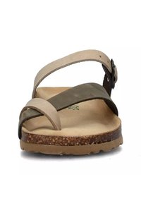 Sandal con incrocio in pelle marrone e beige, con suola in sughero, caratterizzato da una tomaia in pelle liscia e dettaglio della fibbia regolabile. Design con suola piatta.