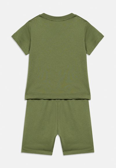 Σετ με απλό κοντομάνικο μπλουζάκι σε ελιά πράσινο και σορτς με ελαστική μέση, τοποθετημένα επίπεδα, όψη από πίσω, χωρίς σχέδια ή λογότυπα.
