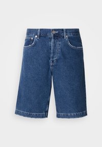 Shorts en denim de couleur bleu foncé, avec une coupe droite, deux poches avant et une fermeture à bouton classique. Ourlet cousu avec un léger dégradé.