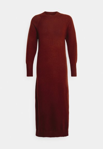 Vestido de malha em burdeos intenso, com decote redondo, mangas longas e silhueta reta, com punhos e bainha canelados.