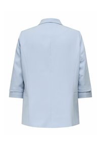 Hele helesinine bleiser, mis on valmistatud sileda kangaga, millel on lõigatud krae, kolmeveerandvarrukad ja sirged külje taskud.