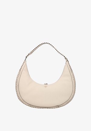 Cremfarbene Ledertasche in Mondsichelform mit geflochtenem Griff und abgesteppten Kanten auf weißem Hintergrund.