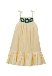 Robe sans manches jaune avec des bretelles à nouer, tissu texturé, corsage smocké orné de broderies florales bleues et blanches, et un ourlet volanté évasé.