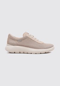 Zapatilla atlética de color beige claro con una parte superior de malla transpirable, cordones elásticos y una suela blanca acolchada. Presenta un diseño elegante y redondeado.