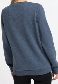 Blaues Fleece-Sweatshirt mit Rundhalsausschnitt, gerippten Bündchen und Saum. Weiche Textur, lockere Passform, zeigt die Rückansicht ohne Logos oder Muster.