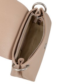 Borsa a tracolla in pelle beige con finitura texture, hardware in argento, chiusura con zip e un ampio interno mostrante una fodera in tessuto.