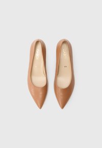 Brązowe skórzane czółenka w szpic z gładkim wykończeniem i niskim wycięciem w kształcie litery V, oznaczone na wkładce nazwą "Gabor" i rozmiarem "4½".