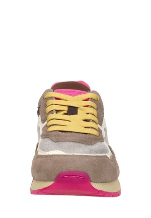 Voorzijde van een sneaker met beige en grijze suède panelen, gele veters, roze accenten op de tong en zool.