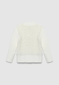 Maglione bianco con un morbido pannello posteriore peloso e maniche e orlo a coste. I contrasti di texture creano un effetto visivo a strati.