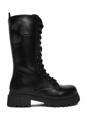 Czarny skórzany boots sznurowany typu combat z grubą podeszwą i trzema błyszczącymi łatkami w kształcie serc na zewnętrznej górnej stronie.