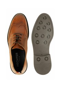 Braune Leder-Dressschuhe mit einem Brogue-Design, runder Zehenform und Schnürsenkeln. Die Sohle hat runde Rillen für besseren Halt.