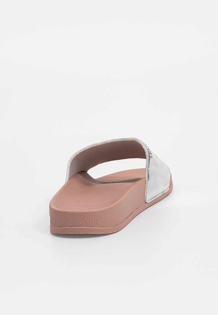 Infradito grigi con parte superiore testurizzata, design aperto sulla punta e suola spessa e sagomata rosa per comfort e stabilità.