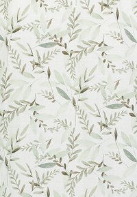Tessuto leggero con un motivo botanico di foglie verdi e marroni su uno sfondo bianco, che presenta diverse forme e dimensioni di foglie.