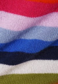 Wollstrickstoff mit horizontalen Streifen in Rot, Pink, Hellblau, Dunkelblau, Marineblau, Creme und Grün; weiche Textur mit sichtbarem Maschenmuster.