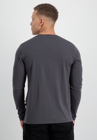Alpha Industries Top dugih rukava - vintage grey