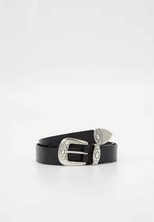 Fekete bőr öv ezüst fémből készült csattal, részletes virágmintázatú gravírozással, kúpos végével és sima felületével.