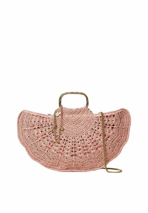 Borsa a mezzaluna rosa all’uncinetto con manici intrecciati e tracolla a catena dorata, decorata con piccoli charms rotondi e a forma di cuore.