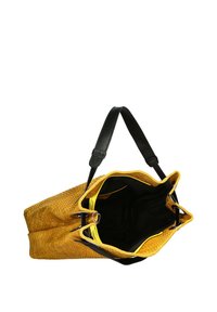 Borsa tote intrecciata gialla con manico in pelle nera, apertura superiore, e interno giallo a contrasto. Presenta un'esterno testurizzato e una fodera nera.