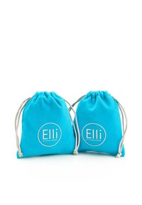 Due borse a cordoncino turchesi realizzate in tessuto morbido, con un logo circolare bianco che riporta il testo "Elli by Julie & Grace."