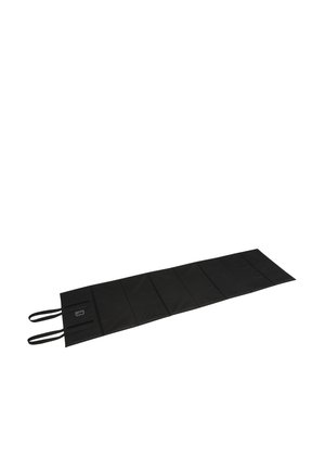 Barella nera imbottita con due cinghie per il trasporto di persone ferite o immobili, posata in piano su sfondo bianco.