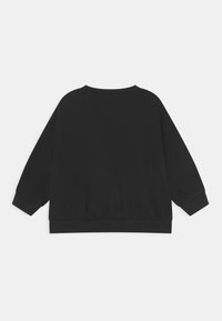 Felpa nera a maniche lunghe con polsini, orlo e collo a coste, vista da dietro su sfondo bianco.