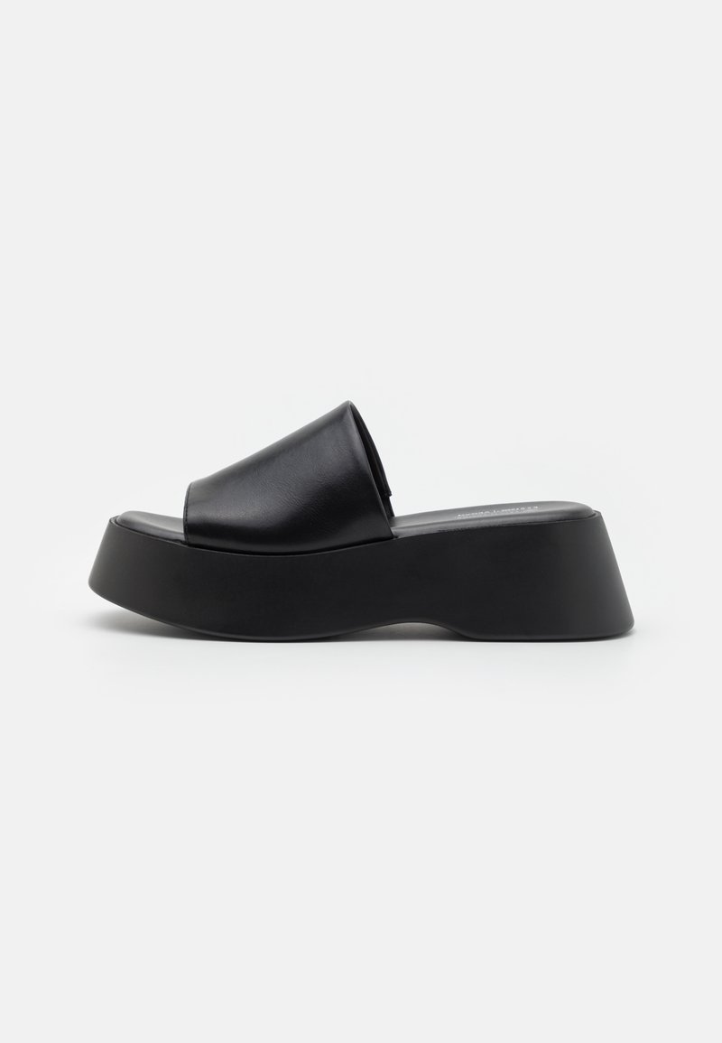 Sorte plattform sandaler i svart, med en slank skinnoverdel og en bred stropp. Sålen er tykk og formet for komfort.