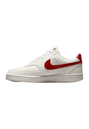 Sneaker bianca in pelle con finitura texturizzata, dotata di un audace logo swoosh rosso e accenti rossi abbinati sul tallone e sulla linguetta.