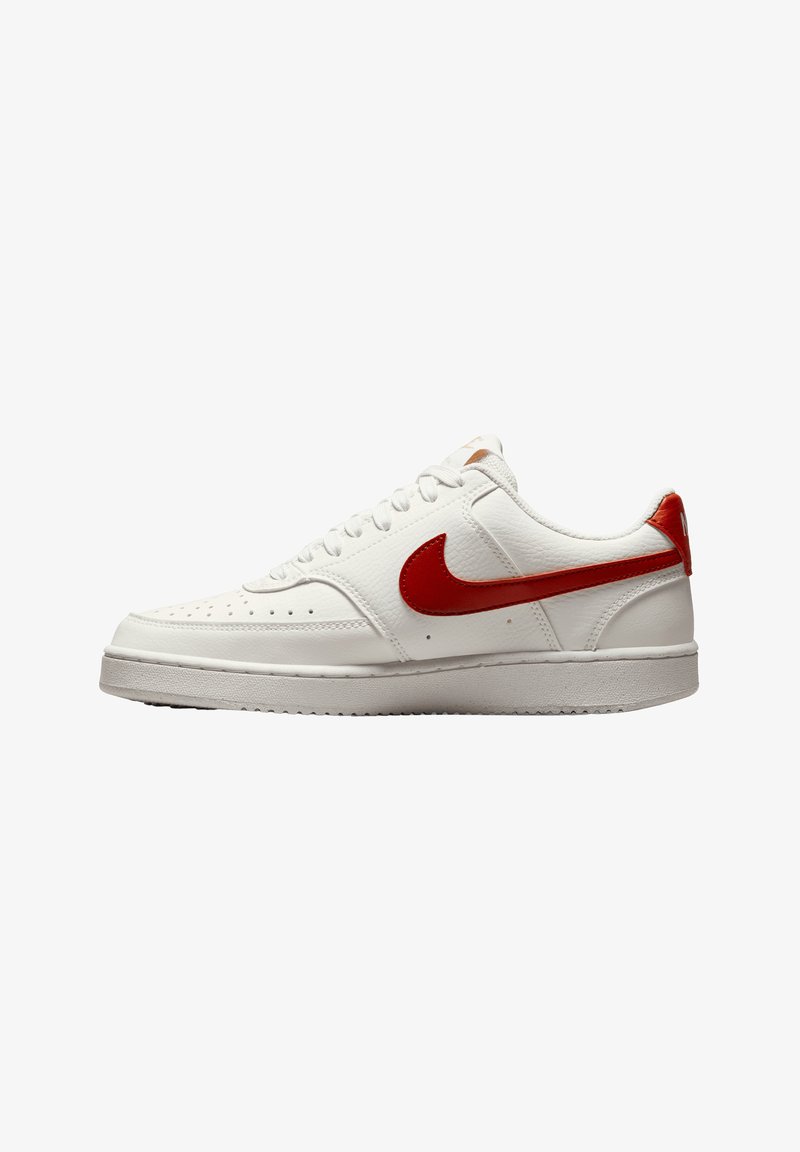 Zapatilla blanca de cuero con un acabado texturizado, que presenta un audaz logo de swoosh rojo y detalles rojos a juego en el talón y la lengua.