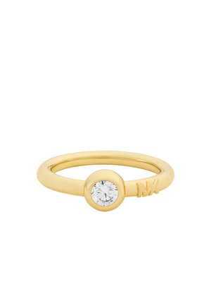 Goldener Ring mit einem einzelnen runden klaren Edelstein in einer Zargenfassung und kleinem graviertem "NW" Detail am Ringband.