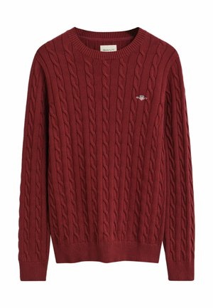 Pull en maille torsadée bordeaux avec col rond, présentant des poignets et un ourlet côtelés, avec un petit logo brodé sur la poitrine gauche.