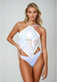Costume da bagno azzurro chiaro con un design geometrico a triangolo per il collo. Presenta un tessuto morbido e decorato e un fondo a taglio alto.
