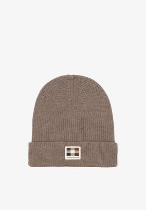 Cappello a maglia marrone a costine con risvolto e etichetta quadrata con motivo a scacchi in beige, marrone, blu navy e bianco.