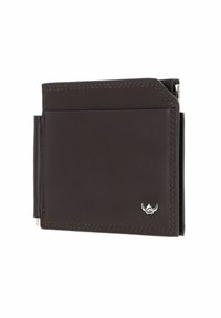 Portefeuille bifold en cuir marron foncé avec coutures visibles et petit emblème de logo argenté dans le coin inférieur droit.