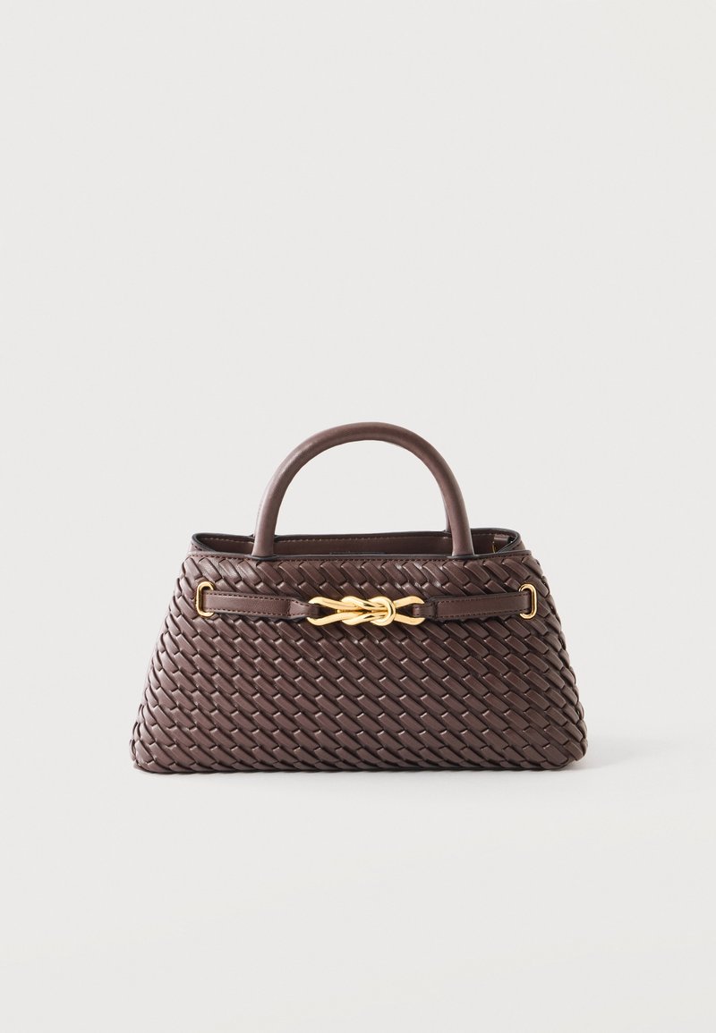 Sac à main marron foncé avec motif en cuir tressé, poignées arquées et nœud décoratif doré à l'avant, présenté sur fond clair.
