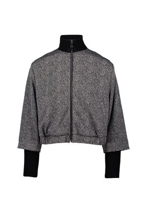 Veste zippée raccourcie avec col montant noir côtelé et poignets noirs côtelés prolongés, présentant un motif en chevrons texturé gris et noir.