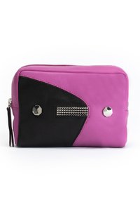 Roze en zwarte leren etui met een geometrisch ontwerp, zilveren hardwareaccenten, een gladde textuur en een ritssluiting.