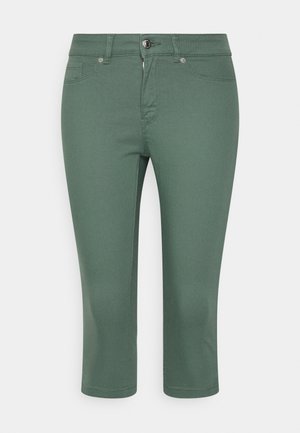 Pantalon vert court en tissu extensible, avec une fermeture à boutons sur le devant, des passants pour ceinture et des détails de couture discrets.