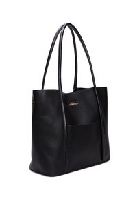 Zwarte leren totebag met een gestructureerd ontwerp, dubbele schouderbanden en een voorvak. Voorzien van een gegraveerd logo en een gladde textuur.