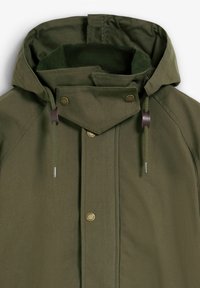 Chaqueta verde oliva con capucha, cierre de botones a presión y acentos de cordón. El material parece duradero y tiene una textura suave.