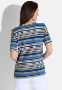 Gestreepte top met korte mouwen, gekenmerkt door een mix van grijze, blauwe en groene strepen. Zachte stof met een losse pasvorm en ronde halslijn.
