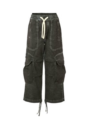 Czarne spodnie cargo z regulowanym pasem, dwoma dużymi bocznymi kieszeniami i ściągaczami na końcach nogawek. Posiadają wyblakłe, teksturowane wykończenie.