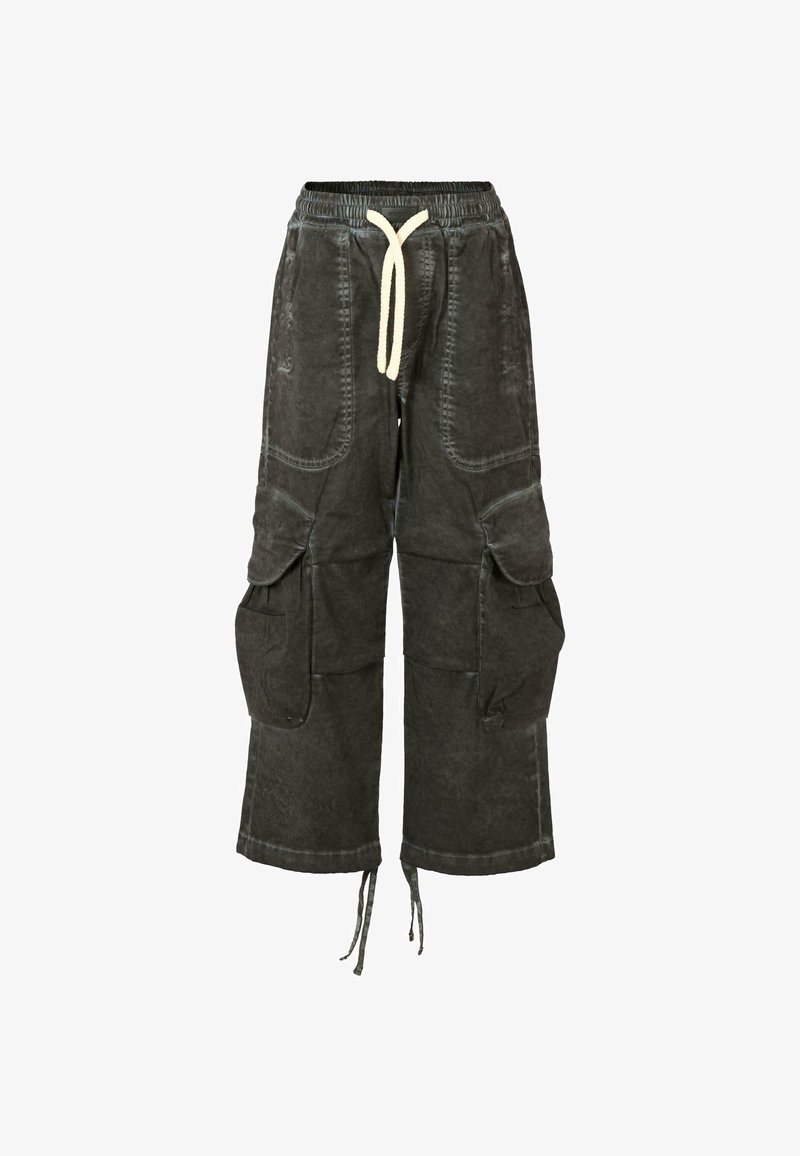 Zwarte cargobroek met een koord in de taille, twee grote zijzakken en een koord bij de pijpen. Kenmerkt zich door een vervaagde, gestructureerde afwerking.