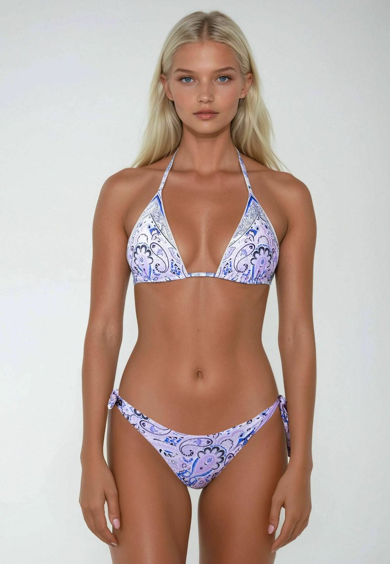 Bikini viola e bianco con motivo paisley; top a triangolo con spalline a halter; fondo con lacci laterali; texture del tessuto liscia.