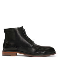 Botines de cuero negro hasta el tobillo con punta redonda, cordones en la parte delantera y un tacón de madera. Presentan una textura suave y detalles bordados a lo largo de los lados.