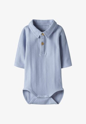 Bodysuit polo à manches longues bleu clair avec un design en côtes texturé, deux boutons en bois au col et des pressions en bas.