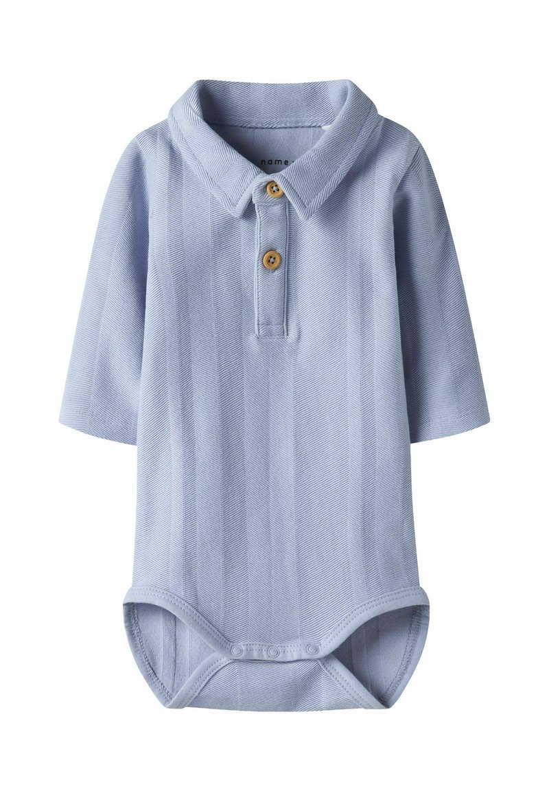 Jasnoniebieski bodysuit polo z długim rękawem, o textured rib design, z dwoma drewnianymi guzikami przy kołnierzy i zapięciem na napy na dole.