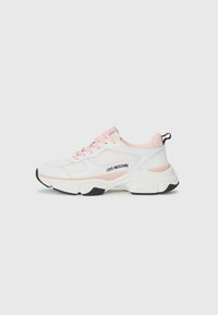 Weiße Sneaker mit pinken Akzenten, Obermaterial aus Mesh und synthetischem Material, dicke Sohle, runde Zehenpartie und "LOVE MOSCHINO" Branding an der Seite.
