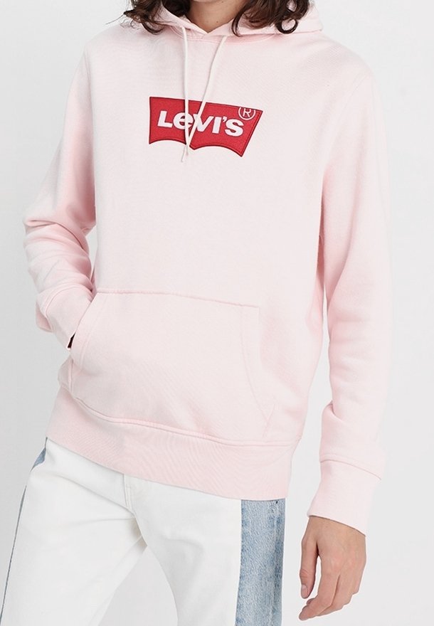 Sudadera de color rosa claro con un bolsillo frontal y capucha con cordón, que presenta un logo rojo de Levi's en el pecho. Tela suave y corte relajado.
