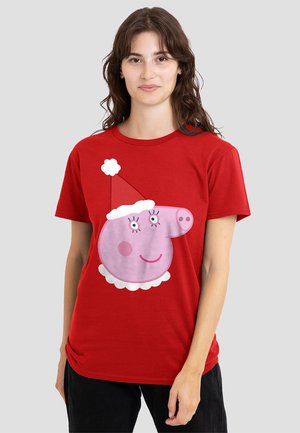 Rotes Baumwoll-T-Shirt mit großem Motiv eines rosa Cartoons mit Weihnachtsmütze, weißem Kragen und großen Augen. Weiche Textur.
